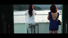 两个女人在有风景的海滩 图9