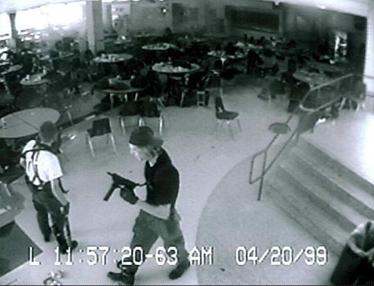 科伦拜中学枪击案视频