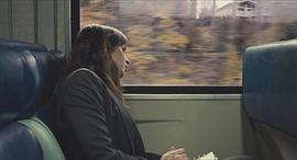 开头一个女的坐火车的电影 图6